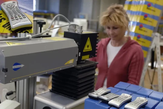 Wallis Universal, fabricant de télécommandes de rechange, produit des milliers d'unités configurées en fonction des lots grâce au système de marquage laser TECHNIFOR