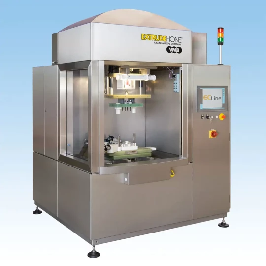 Plus que de l'ébavurage : EXTRUDE HONE présente un système d'usinage électrolytique ECM configurable individuellement pour un meilleur rendement