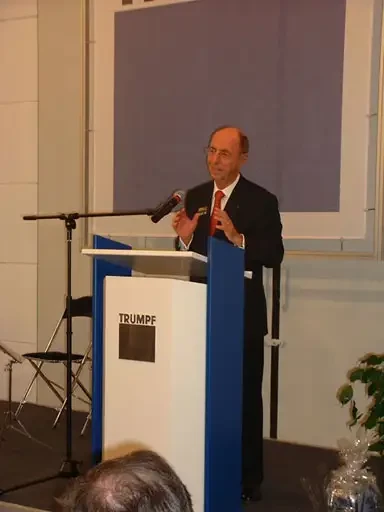 A l'occasion de l'extension des locaux de TRUMPF FRANCE, le professeur LEIBINGER fait quelques remarques concernant l'industrie de la Machine-outil et la place de TRUMPF au sein de cette branche