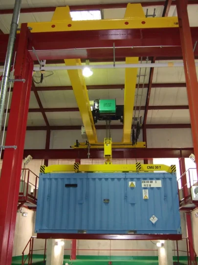 VERLINDE équipe le site EDF de Chinon avec un pont roulant qui peut manipuler deux types de containers sans changement d'outil de préhension