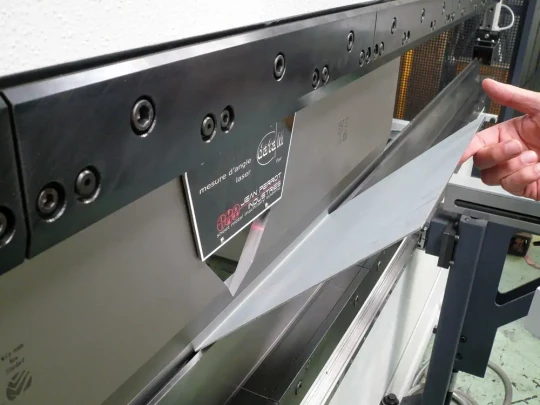 Spécial INDUSTRIE 2008 : JEAN PERROT INDUSTRIES présentera en avant première sa nouvelle mesure d'angle laser en temps réel sur une presse plieuse hydraulique de type MANEO, 4 axes