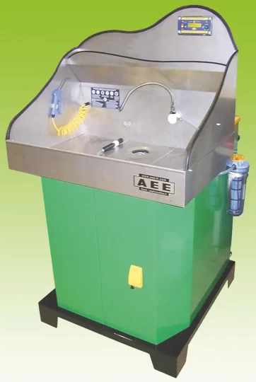 Spécial INDUSTRIE 2008 : sur le stand AEE, la nouvelle fontaine de dégraissage pour les disques de freins poids lourds ainsi qu'une fontaine pour le nettoyage des pièces mécaniques