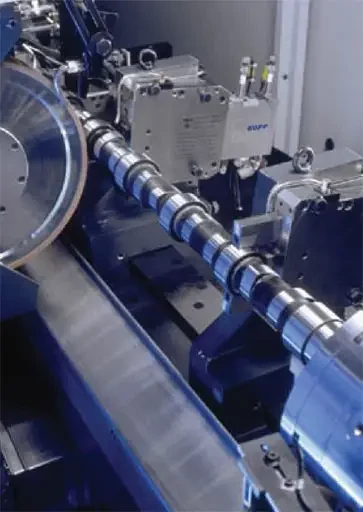 Le pôle de rectification du groupe EMAG présente la rectification non cylindrique d'arbres à cames, une spécialité technologique de KOPP