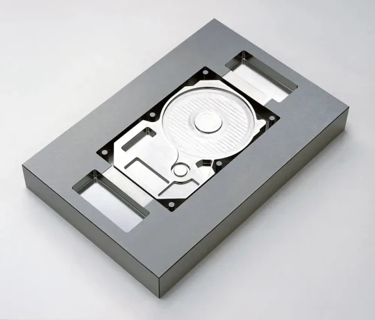 Fabrication des moules : le centre d'usinage V33i de MAKINO assure des finis de surface et une précision d'exception