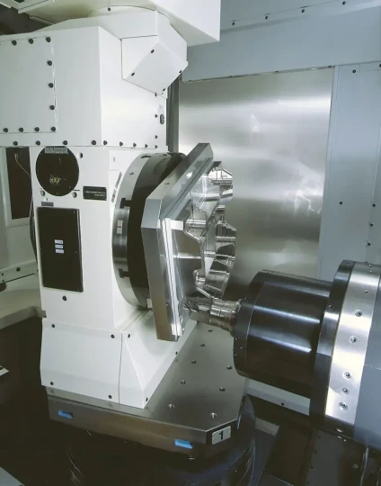 Avec ses centres d'usinage MAKINO, relève les défis de l'usinage du titane