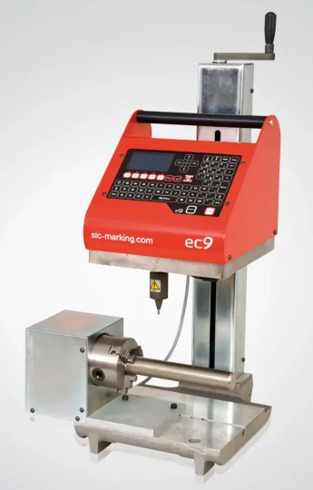 La dernière née des machines de marquage par micro percussion ec9 de SIC Marking joue la version «plus» des anciens modèles