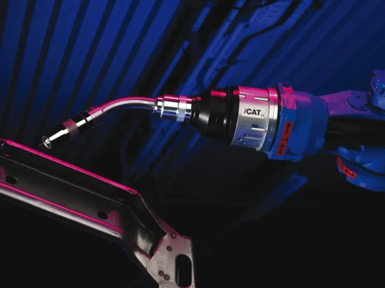 iCAT de BINZEL est un support de torche robot pour les robots de dernière génération avec conduite du faisceau à travers le 6ème axe