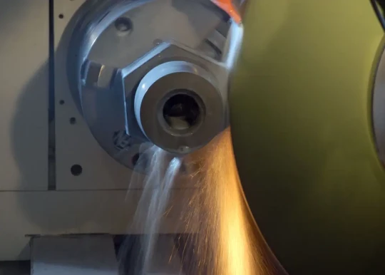 Conçue pour la rectification cylindrique de petites pièces et des pièces de taille moyenne en un seul serrage pour la production de pièces isolées et de série, la S33 vient compléter la gamme Studer des machines de taille moyenne
