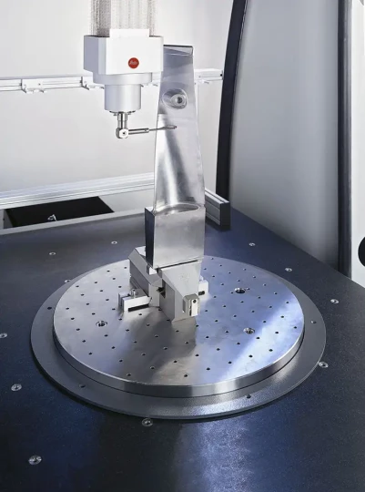 MMT tout confort : la série LEITZ PMM-CiRT à plateau tournant intégré facilite la mesure d'éléments difficilement accessibles d'une pièce