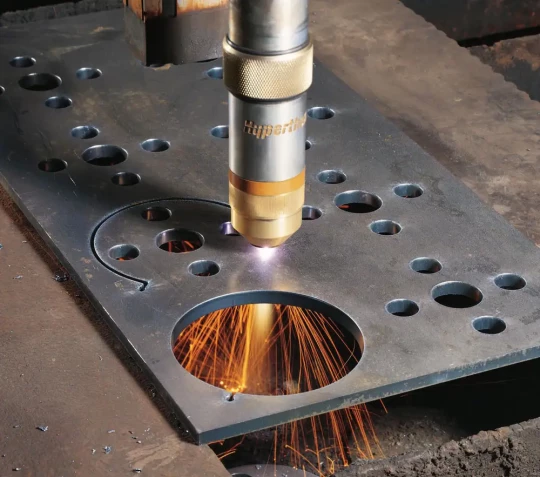 Le centre de coupage d'acier Karl Hoechst a quintuplé son rendement de production grâce à une mise à niveau à faible coût de son système de coupage plasma HYPERTHERM