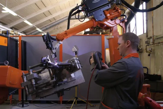 KTM automatise le soudage TIG des pièces de cadres de motos avec FRONIUS