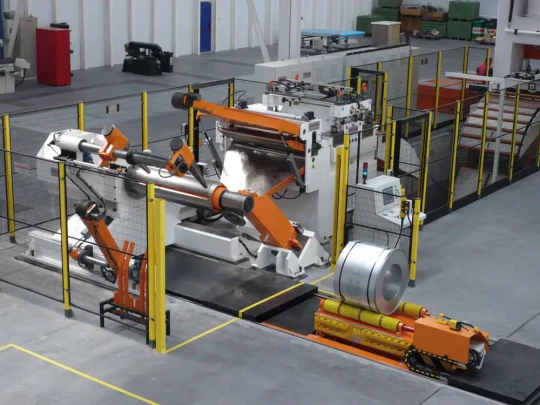 Spécial EUROBLECH 2008 : une ligne semi-automatique avec différents axes gérés pour largeur de bande 1500 mm chez SARONNI
