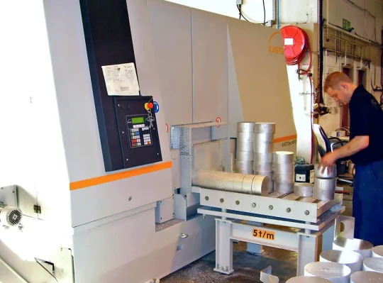 Sciage de l'aluminim et des métaux tendres : KASTO propose aux utilisateurs de l'industrie et du négoce une machine à scier à ruban entièrement automatique