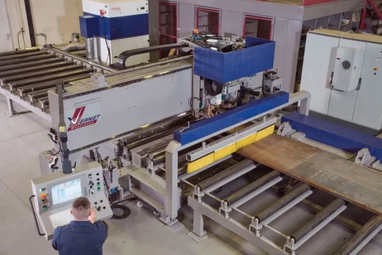 Spécial INDUSTRIE 2009 : augmentation des capacités des lignes de perçage sciage pour profilés et développement d'une ligne pour tôles fortes chez VERNET BEHRINGER