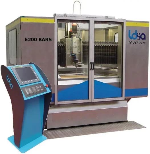 Spécial INDUSTRIE 2009 : une machine de découpe jet d'eau type LCJET à 1 tête abrasive pilotée par une nouvelle Interface Homme-Machine très conviviale chez LDSA (La Découpe Systèmes Automatisés)