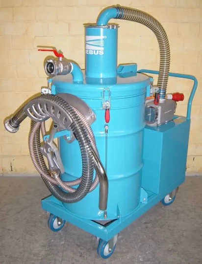 DEBUS propose un nouvel aspirateur à copeaux et à huiles pour le nettoyage de machines