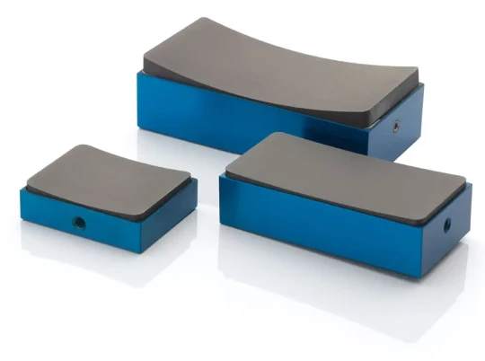 IBS PRECISION ENGINEERING présente des patins aérostatiques en matériau poreux concaves et convexes pour le guidage