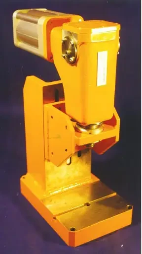 Spécial MOTEK 2003 : des presses à genouillères chez GUY NEYRET