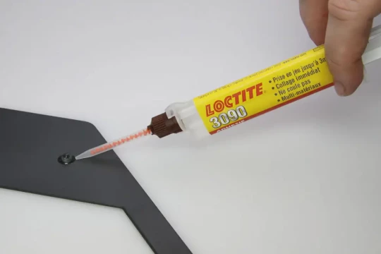 Le collage sur une large variété de substrats est possible avec l'adhésif LOCTITE 3090, de technologie hybride innovant