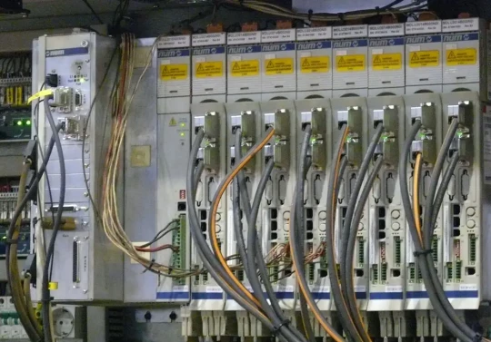 Le noyau de commande numérique NUM commande 16 axes dont 2 têtes de découpe oxyacétylénique