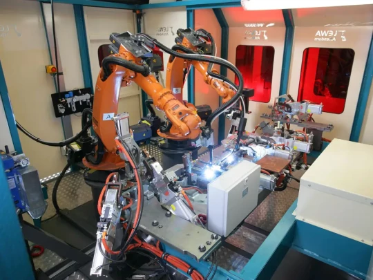 Spécial SCHWEISSEN & SCHNEIDEN 2009 : KUKA présente deux nouveaux robots de soudage KR 16 arc HW et KR 16 L8 arc HW