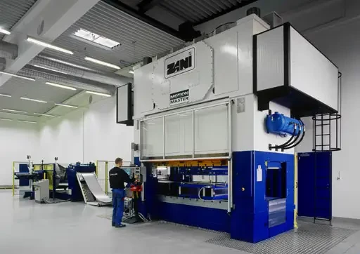 ZANI propose des presses à cinématique articulée : la gamme MOTION MASTER