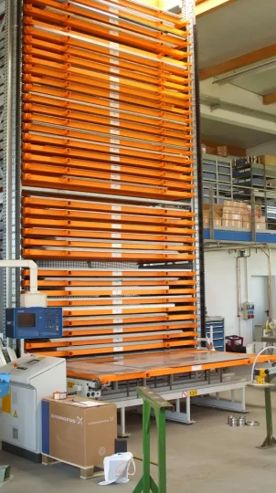 le magasin de stockage Unitower C de KASTO permet de rationaliser le stockage des tôles