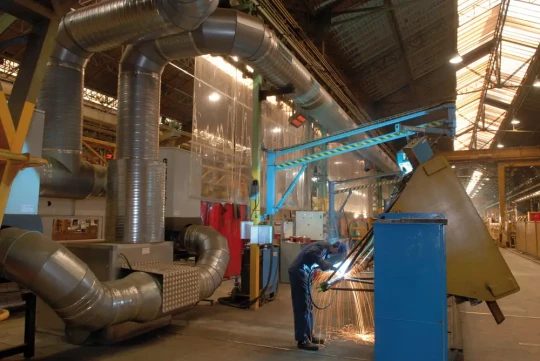 L'air d'un atelier de soudage Potain épurée grâce à un lit d'air proposé par AIR LIQUIDE WELDING OERLIKON