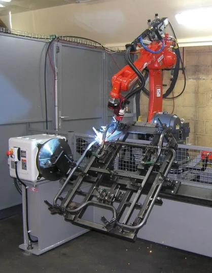 Un fabricant de meuble breton réduit son temps de cycle de production grâce au robot de soudage Tawers de PANASONIC