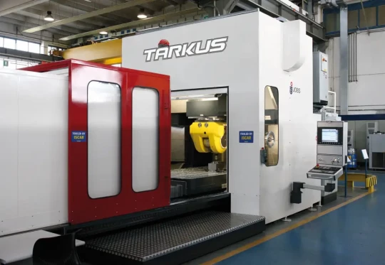 Le centre d'usinage Tarkus de JOBS permet le fraisage avec enlèvement important de matière dans matériaux durs