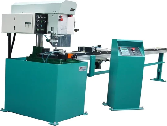 Le centre de perçage semi-automatique CPM de ROTY est décliné en capacités de perçage ø 22 ou 28 mm