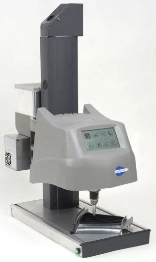 XF500Zm de TECHNIFOR, une solution de marquage par micro-percussion sur colonne, à axe motorisé, avec palpeur de la zone