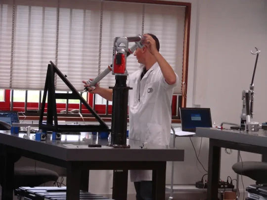 ROMER aligne une gamme de bras de mesure 3D portables avec de nombreux accessoires, périphériques et logiciels pour le t