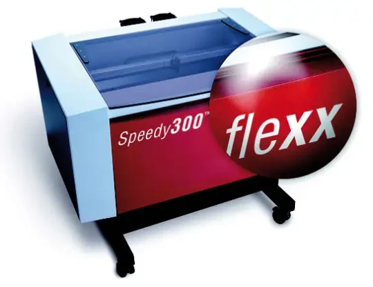 Spécial INDUSTRIE LYON 2011 : la machine de marquage, découpe et gravure laser de TROTEC, est équipée de deux sources la