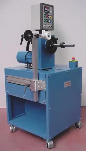 SOPREM à présenté à WIRE 2002 un enrouleur compact pour profilés de faible section et de matière divers, à enrouler et trancaner sur bobine jusqu'a un poids de 40 kg
