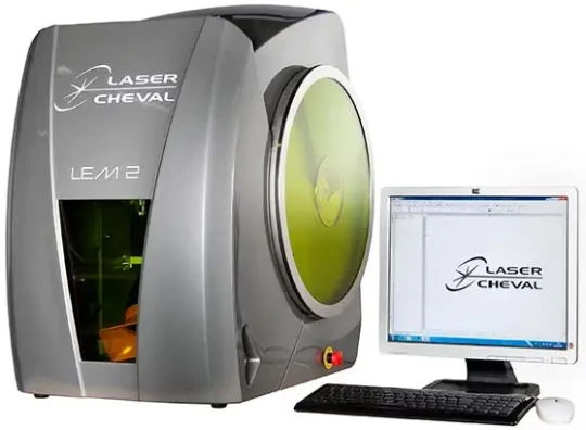 Le LEM2 de LASER CHEVAL est une machine fibrée pour applications de marquage et gravure