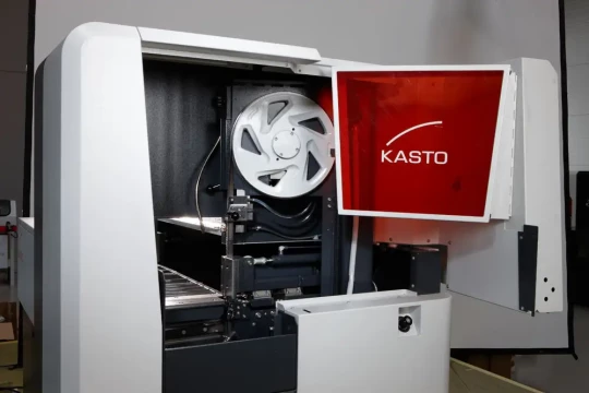 La nouvelle scie automatique flexible pour coupes droites KASTOverto de KASTO offre d’excellentes valeurs de sciage et d