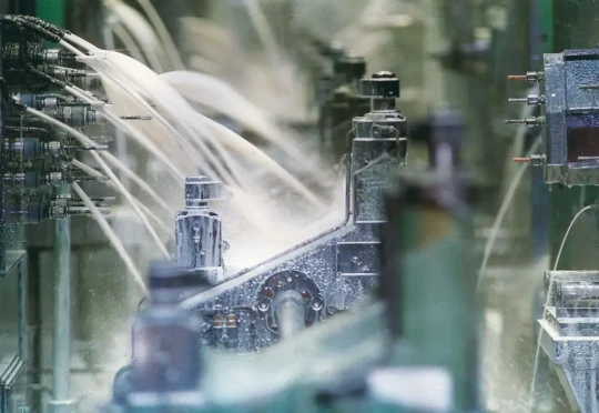 Le nouveau fluide hydrosoluble Ecocool FG de FUCHS LUBRIFIANTS pour usinage de pièces mécaniques présente une excellente