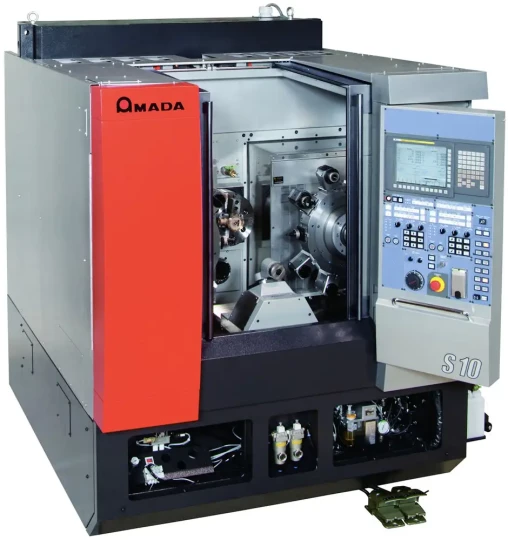 plusieurs machines des constructeurs japonais OKUMA et AMADA Machines Tools sur le stand CODEM au SIMODEC