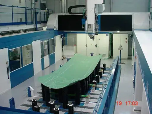Spécial EMO 2003 : CRENO UGV LINEAR avec tête laser 5 axes, le nouveau centre d'usinage développé par CRENEAU INDUSTRIEL