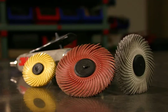 Les nouvelles brosses Bristle sur tige de 3M sont recommandées pour le décapage de soudures sur pièces inox