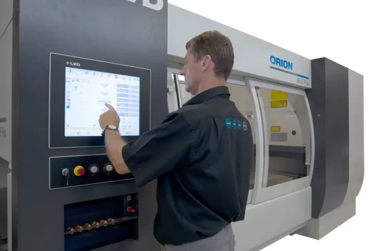 Modernisation de la machine de découpe laser LVD Orion avec une commande à écran tactile