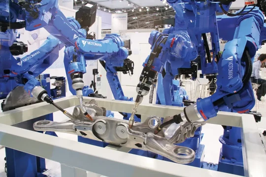 YASKAWA exposera une cellule de soudage avec 7 robots à Industrie Lyon