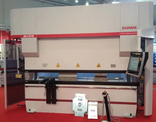 Une presse plieuse CN DURMA sur le stand FRANCE MACHINES OUTILS à Industrie 2013