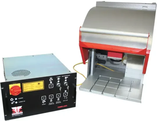 L-Box et XL-Box de SIC MARKING, deux stations de marquage laser présentées à Industrie 2013