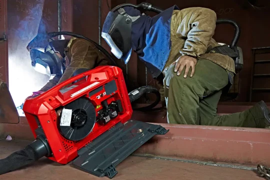 Pour le soudage en environnements difficiles, FRONIUS propose un dévidoir compact et robuste