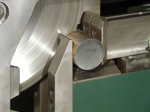 Spécial EMO 2003 : MISSLER annonce en première mondiale la CS100, première de sa gamme de machines à scie circulaire, dotée d'innovations qui n'ont rien a envier à celles de la gamme ruban