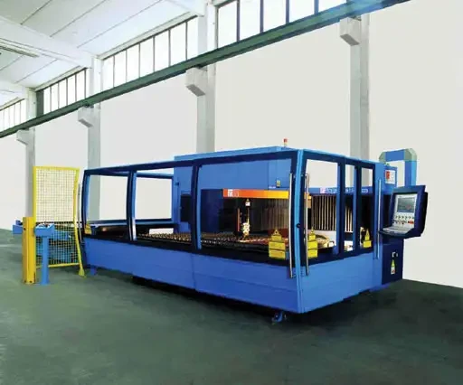 Spécial EMO 2003 : PRIMA INDUSTRIE présente trois machines de découpe laser (PLATINO HIGH SPEED avec magasin automatique, OPTIMO et DOMINO)
