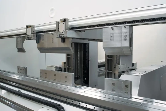 Presse plieuse à changement automatique d'outil - LVD