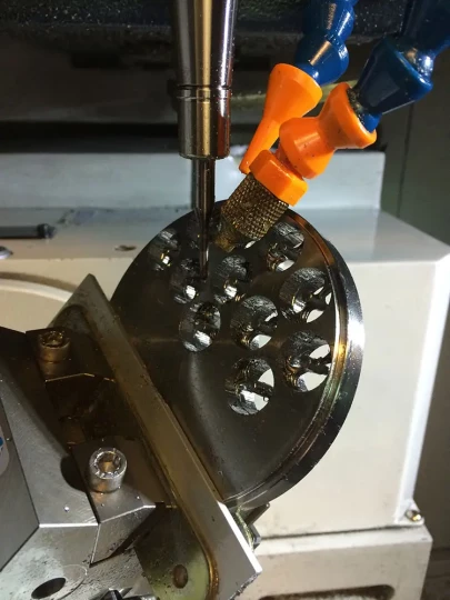 Usinage d'implants dentaires en titane